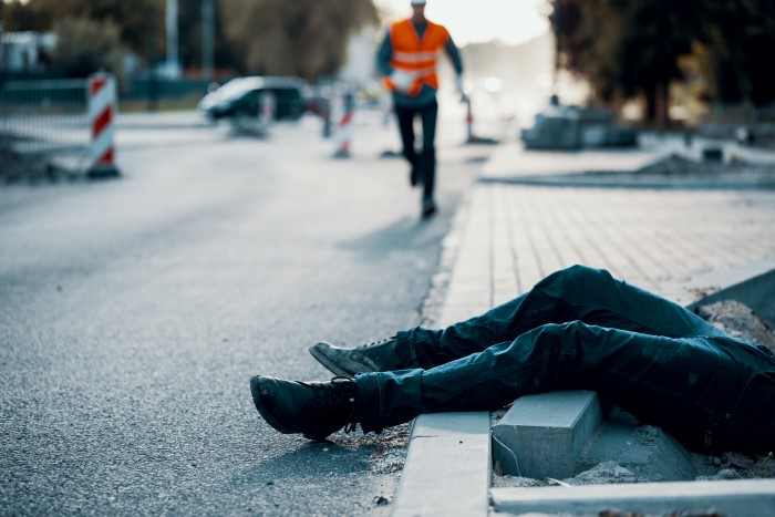 Died person on the street after accident at roadworks. Result of non-compliance with health and safety regulations